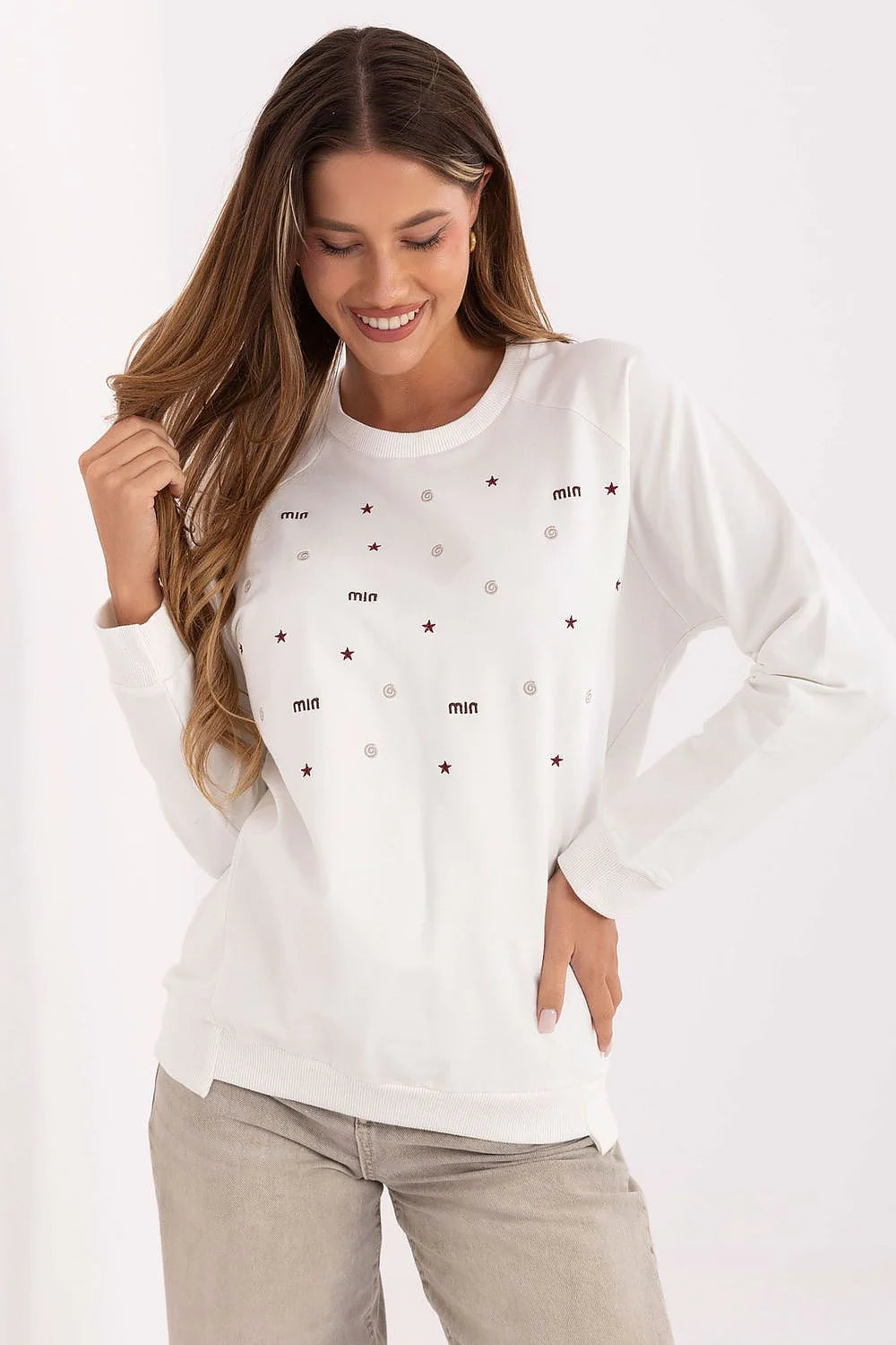 pull femme décontractée élégante coton élasthanne doux manches longues col rond ivoire broderie inscriptions poignets côtelés