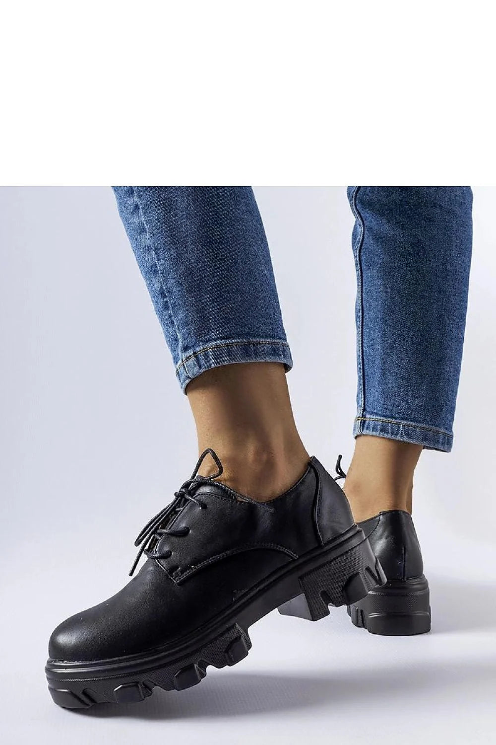 Chaussures basses Derby en cuir noir mat, semelle caoutchouc, lacets noirs, coupe classique, confort maximal, style urbain, femmes