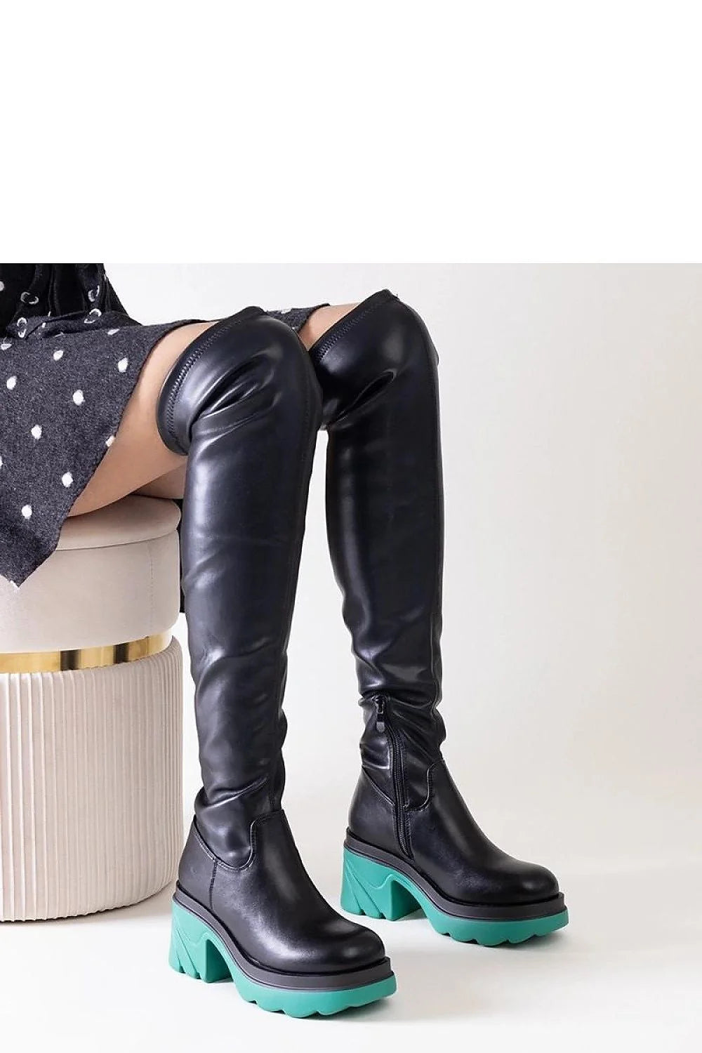 Bottes noires en cuir hautes à talons stabilisés semelles contrastantes vert turquoise fourrure intérieure femmes mode audacieuse
