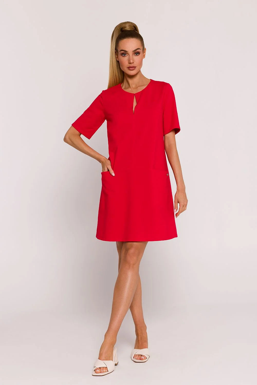 Robe féminine moderne couleur rouge vif coupe droite au-dessus du genou manches courtes col rond poches pratiques femme