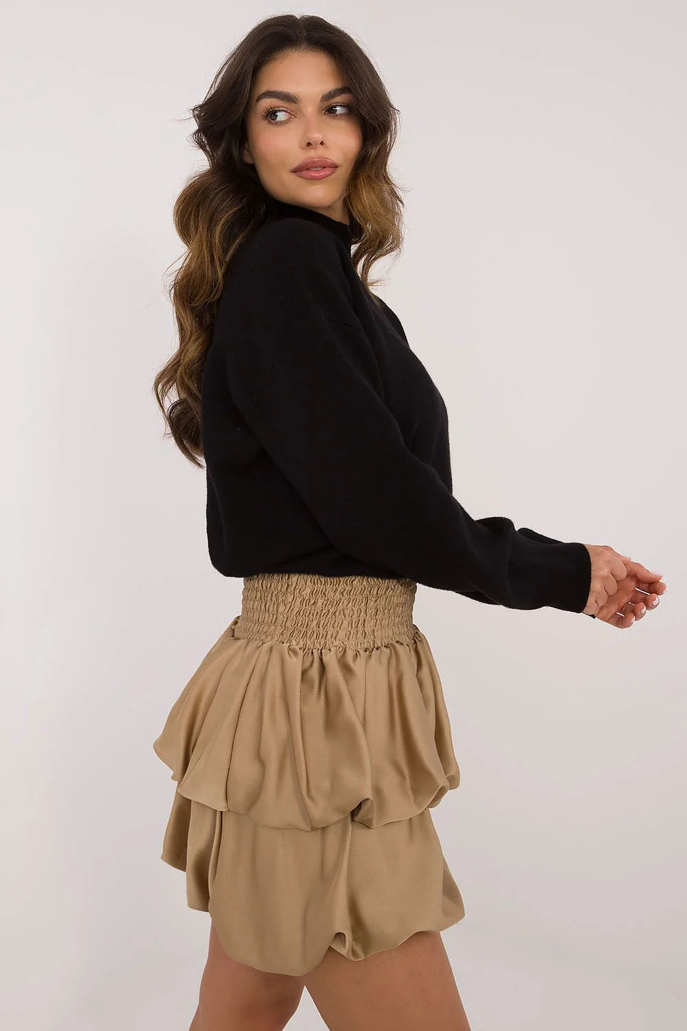 Jupe courte à volants beige doré, pull à col montant noir, ensemble de mode féminin élégant et sophistiqué pour femme