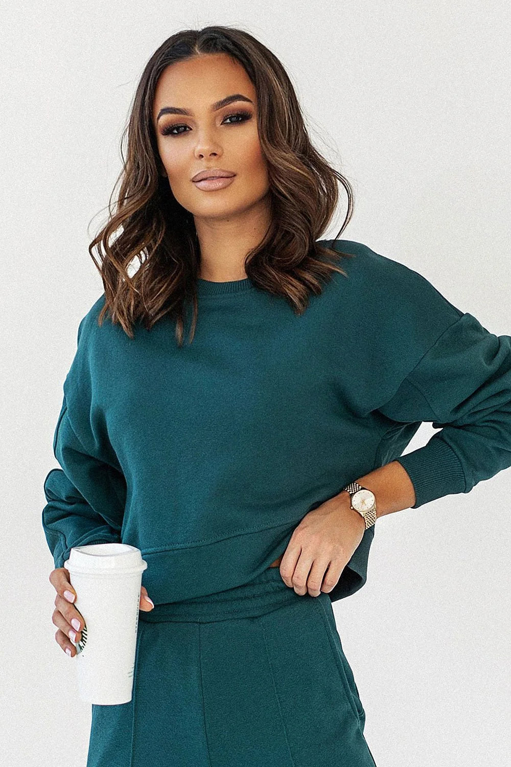 Sweatshirt IVON crop top longues manches coupe droite ample confort moderne style trendy femme vêtements mode