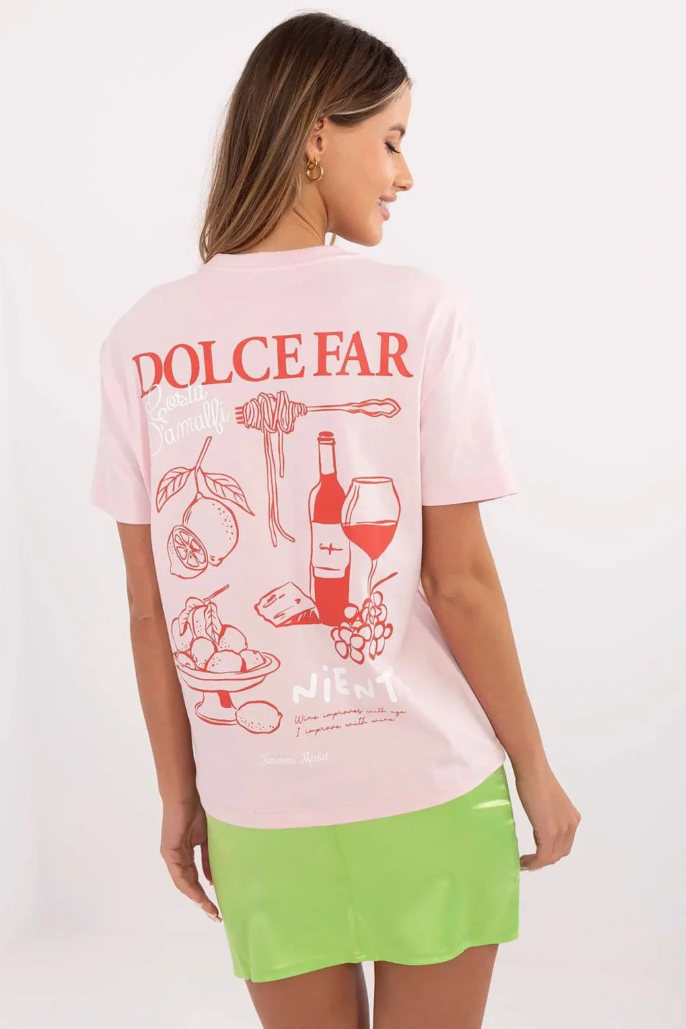 T-shirt casual femme coton rose pâle imprimé Dolce Far, jupe vert lime satinée plis, tenue estivale élégante décontractée