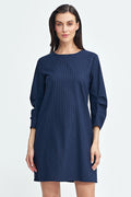Robe élégante intemporelle longueur genou manches longues encolure ronde tissu rayures bleu marine femme