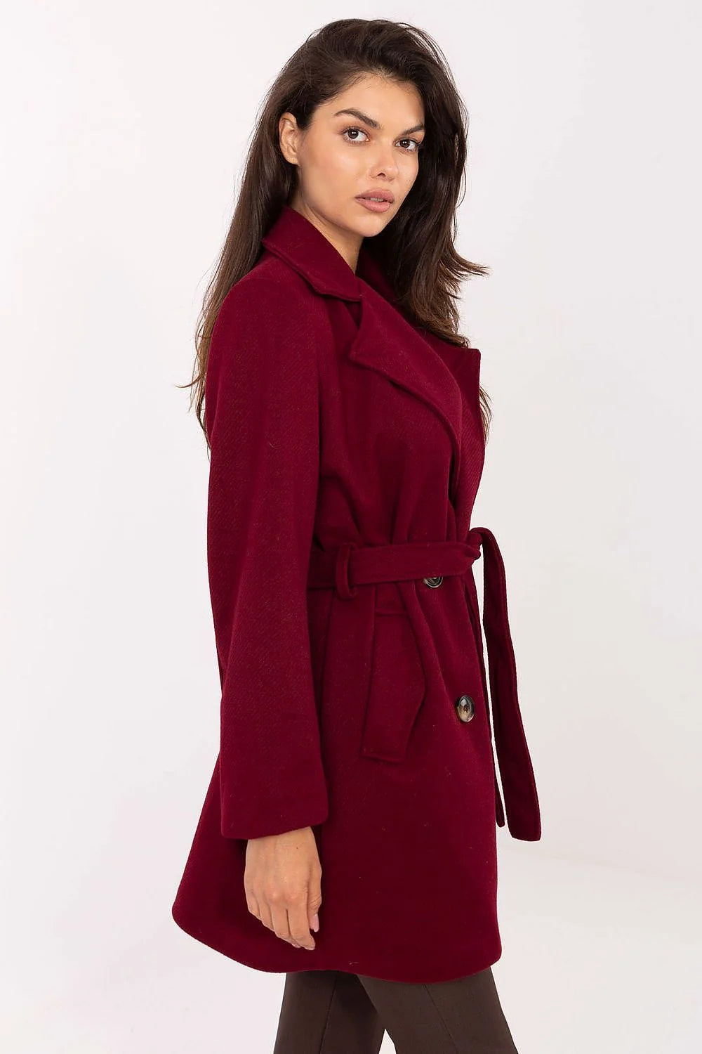 femme manteau mi long ceinturé bordeaux profond coupe mi cuisses grand col tailleur double boutonnage silhouette élégante cintrée