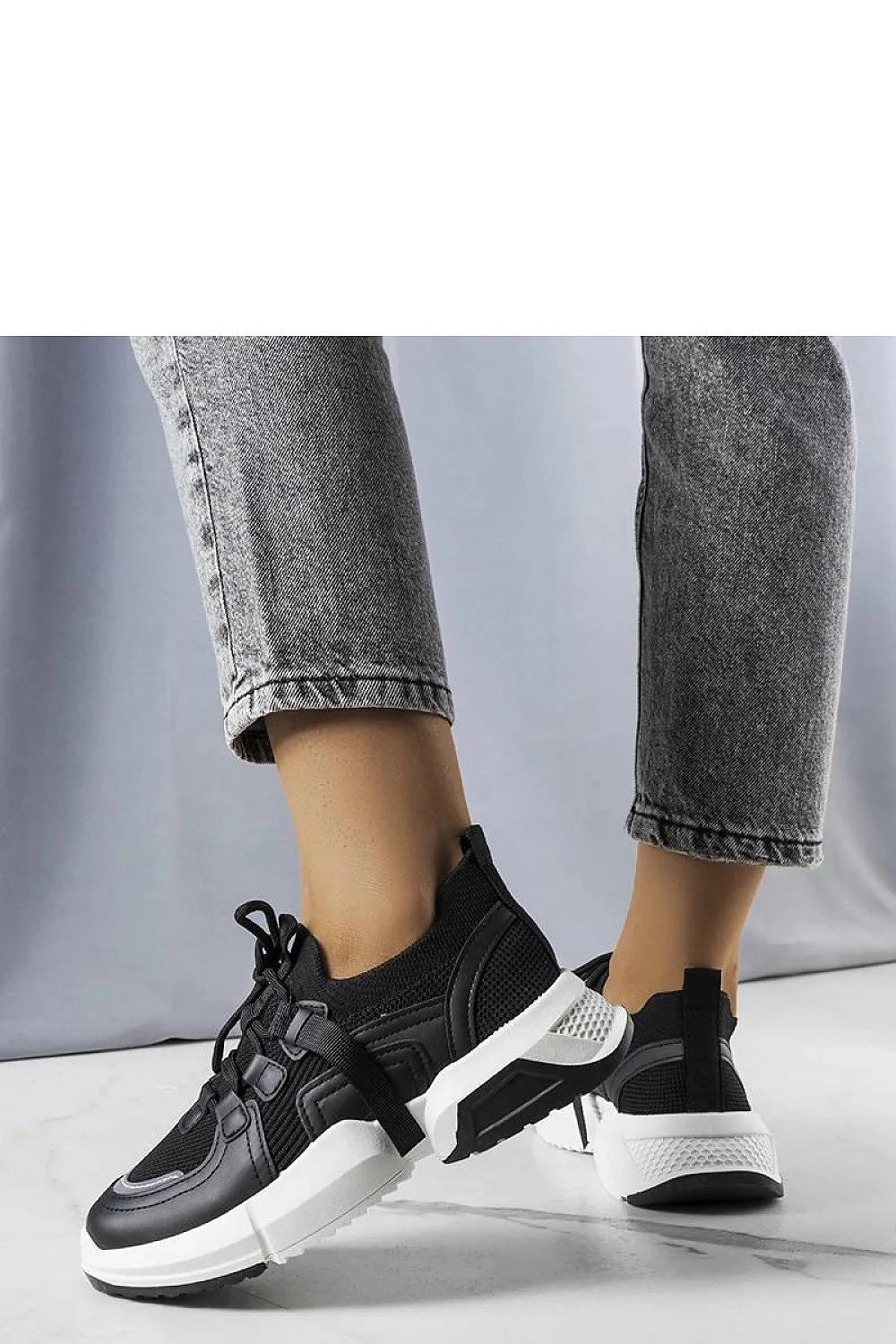 Baskets urbaines modernes pour femmes en cuir synthétique et maille, style sportif et contemporain