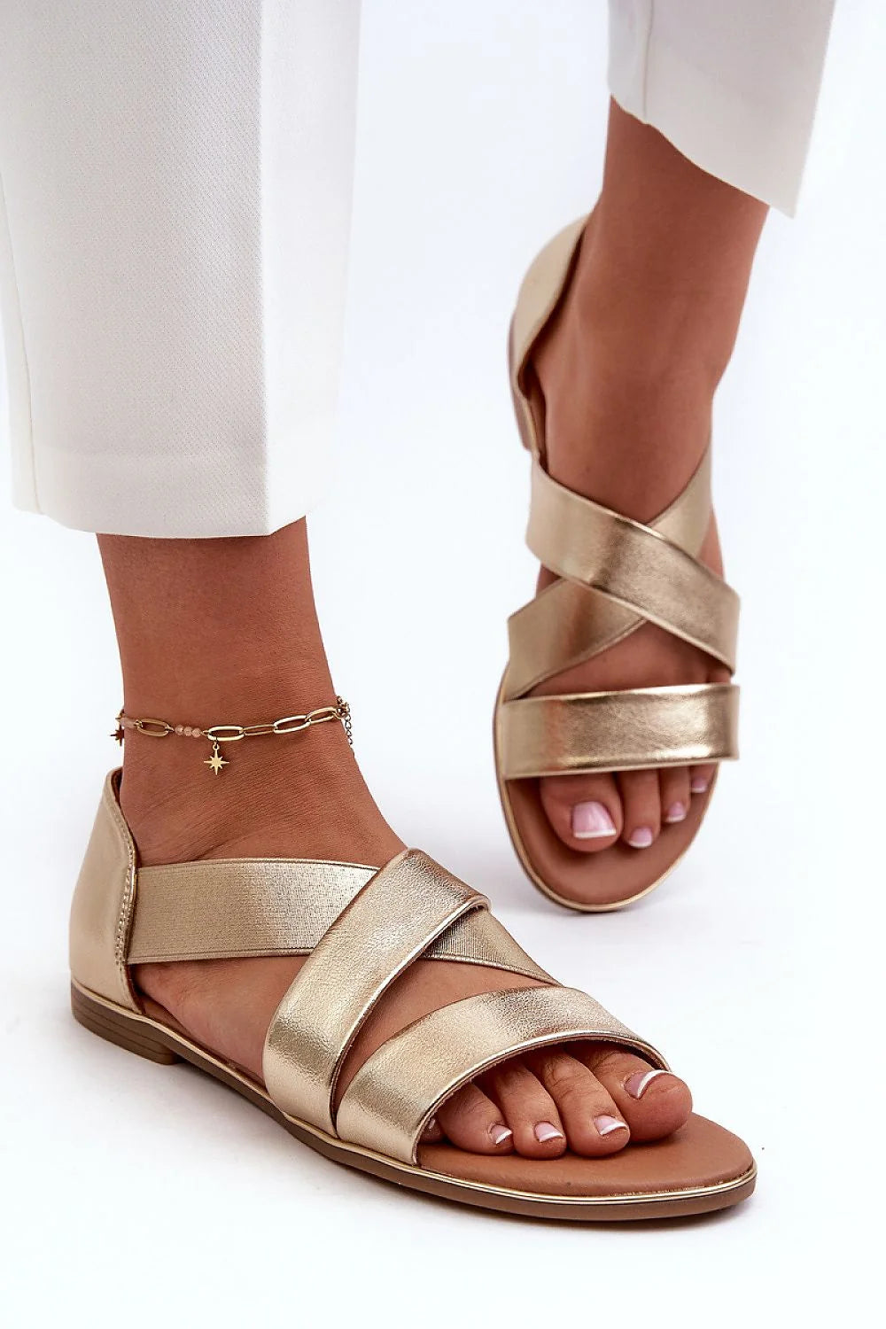 Sandales pour femmes élégantes modernes cuir doré métallisé brides croisées chaîne dorée charmes confortable sandales été printemps