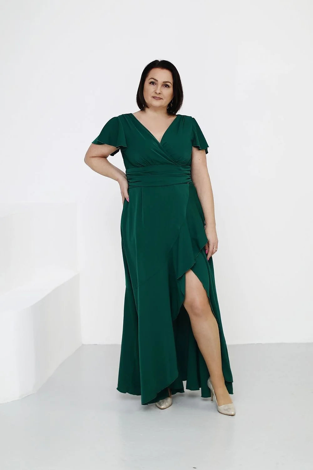 robe longue vert émeraude fluide décolleté V croisé manches courtes volantées taille ceinturée drapé portefeuille fente asymétrique soirée mariage glamour