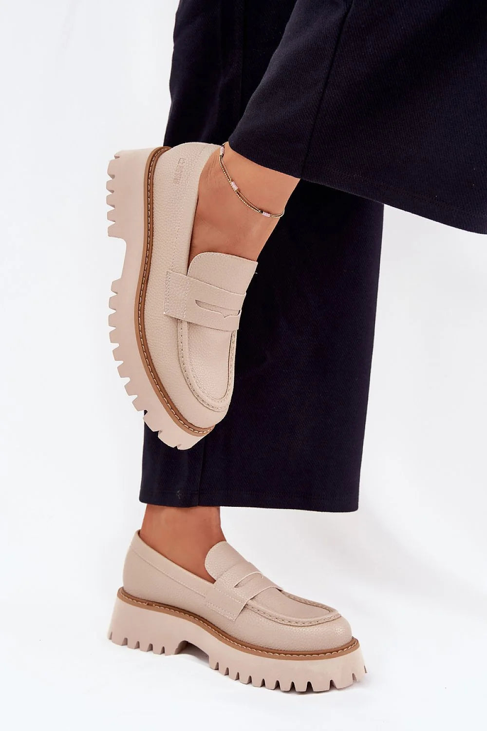 mocassins femme BigStar beige nude similicuir grainé texturé bride décorative semelle crantée crème surpiqûre contrastée bout rond slipon maintien confort