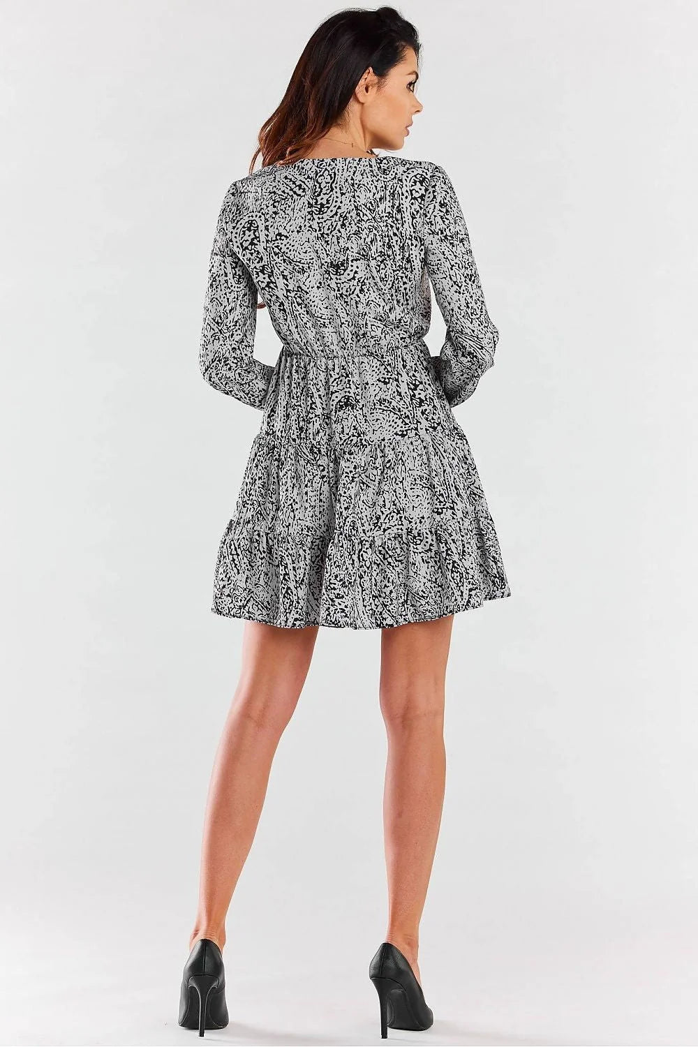 robe femme courte imprimée noir blanc manches longues décolleté V coupe trapèze taille cintrée jupe évasée étagée