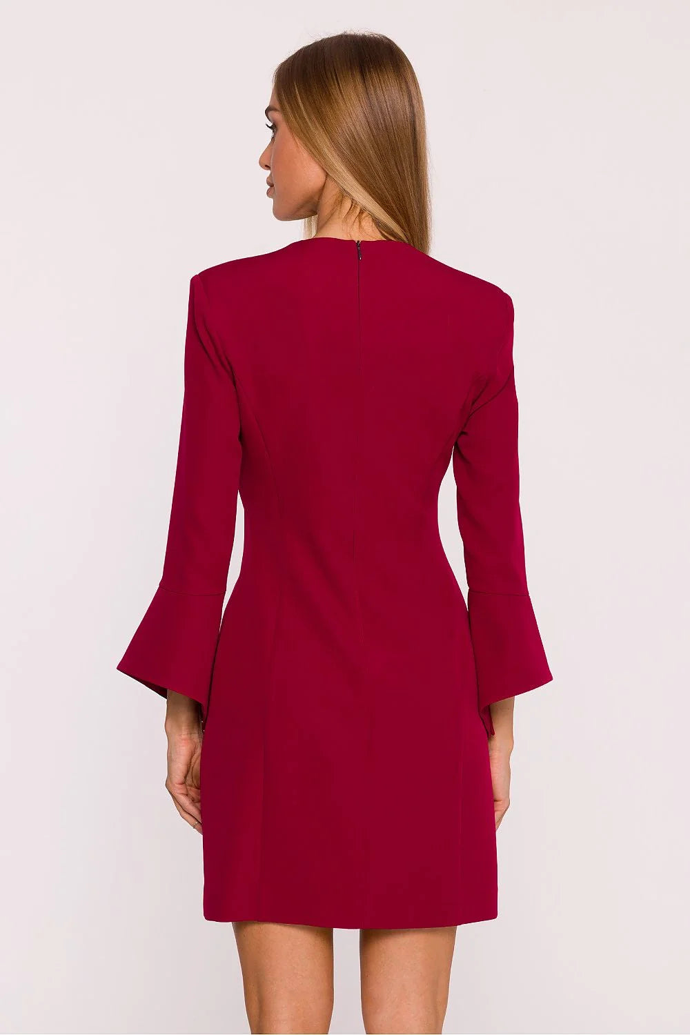 robe bordeaux crêpe extensible col V mini longueur coupe cintrée manches troisquarts évasées épaules structurées bouton doré logo métallique élégante