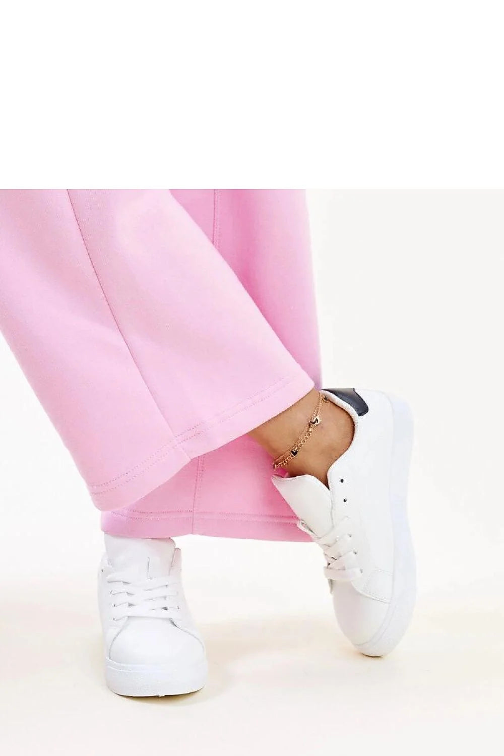 ensemble pantalon rose pastel coton confortable respirant coupe droite ourlet simple poignets élastiqués baskets blanches talon noir cuir perforations lacets