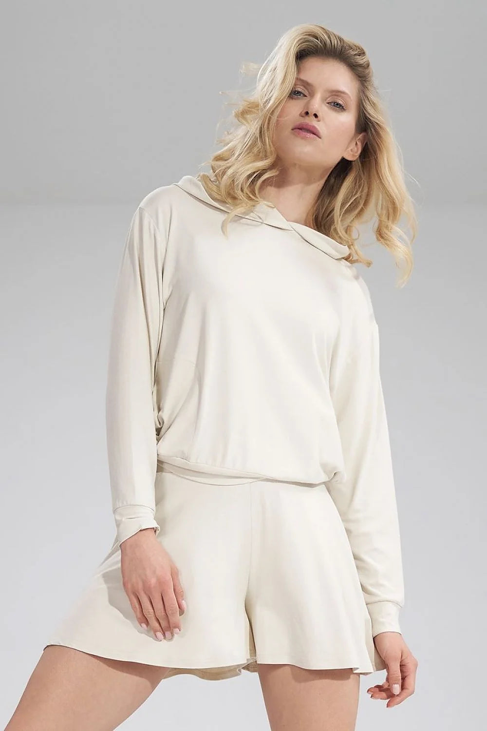 Ensemble hoodie et short femme moderne minimaliste couleur crème tissu léger manches longues capuche discrète