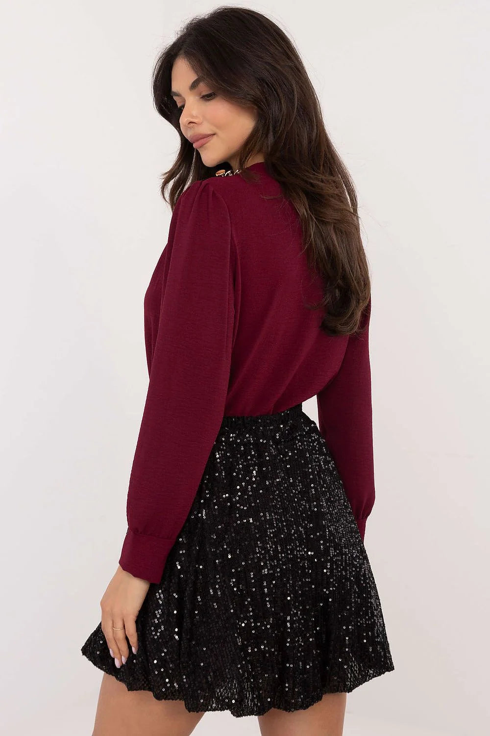 Tenue élégante pour femme, haut bordeaux et jupe paillettes noires, manches longues, look moderne soirée