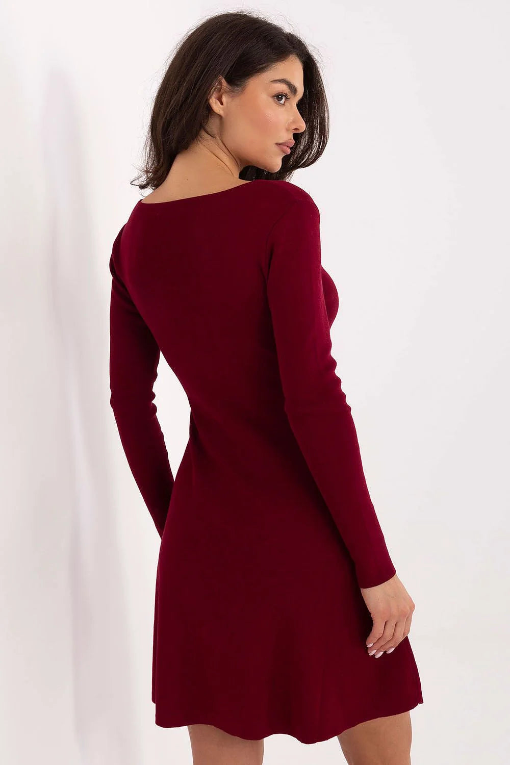 robe pull maille bordeaux profond col V manches longues coupe ajustée buste jupe évasée mini empire broche dorée