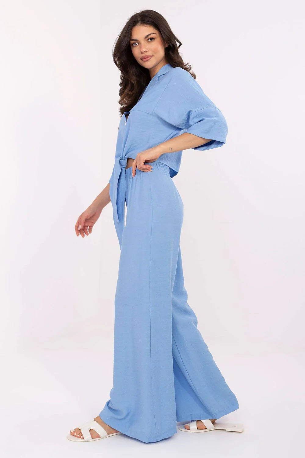 Ensemble féminin Och Bella chemisier manches courtes pantalon taille haute bleu pastel matière aérée look décontracté