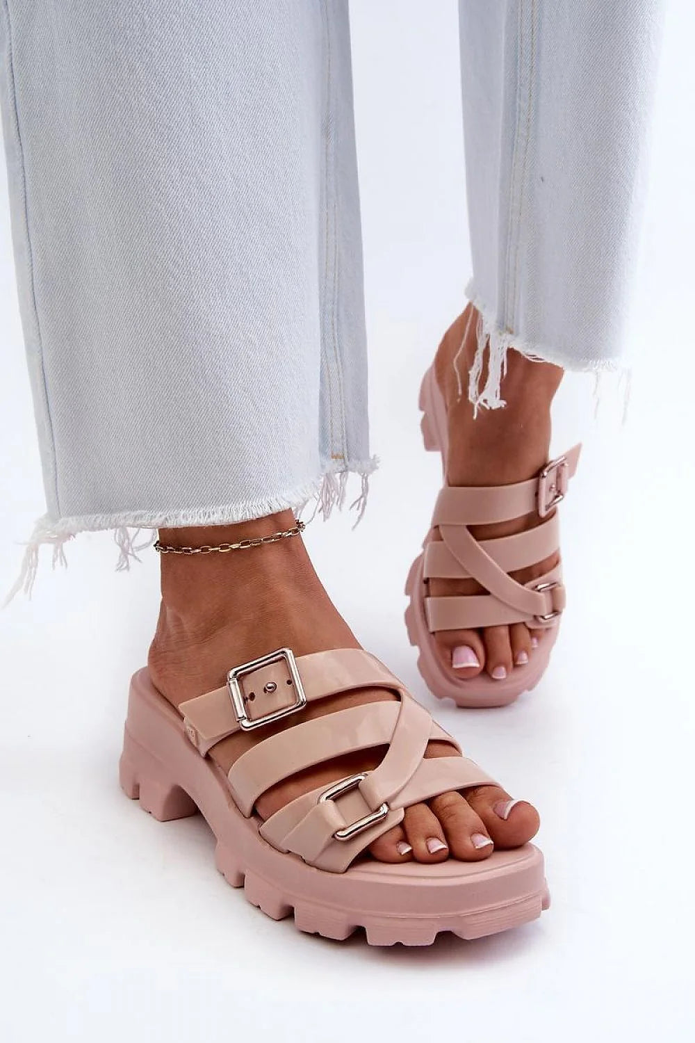 Sandales modernes ZAXY en plastique végan rose pâle, talon 6cm, semelle crantée, sangles croisées, boucles métalliques, sandales éco-responsables pour femme
