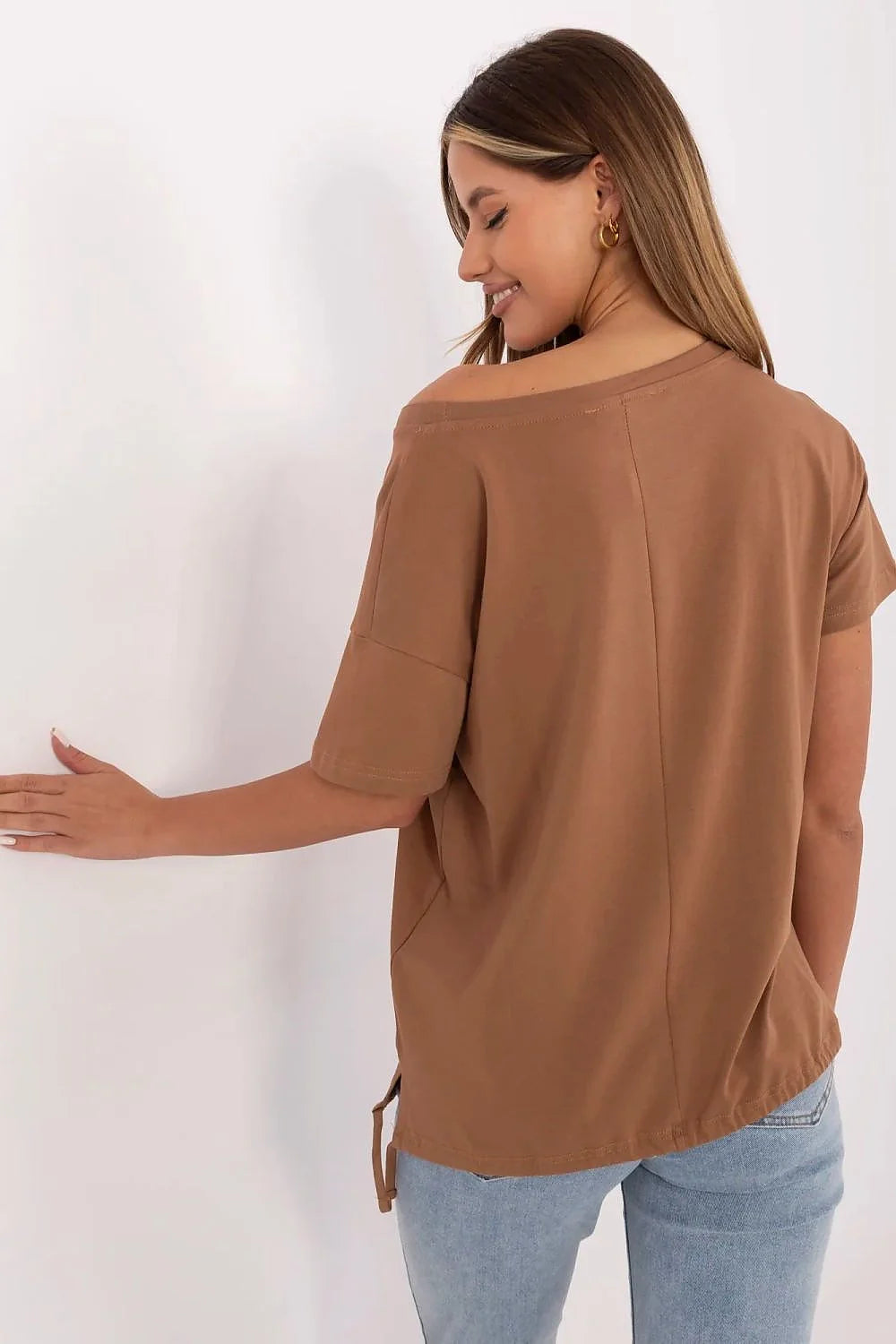 T-shirt femme casual moderne graphique plumes abstraites couleur brun clair manches courtes col rond coton elastane