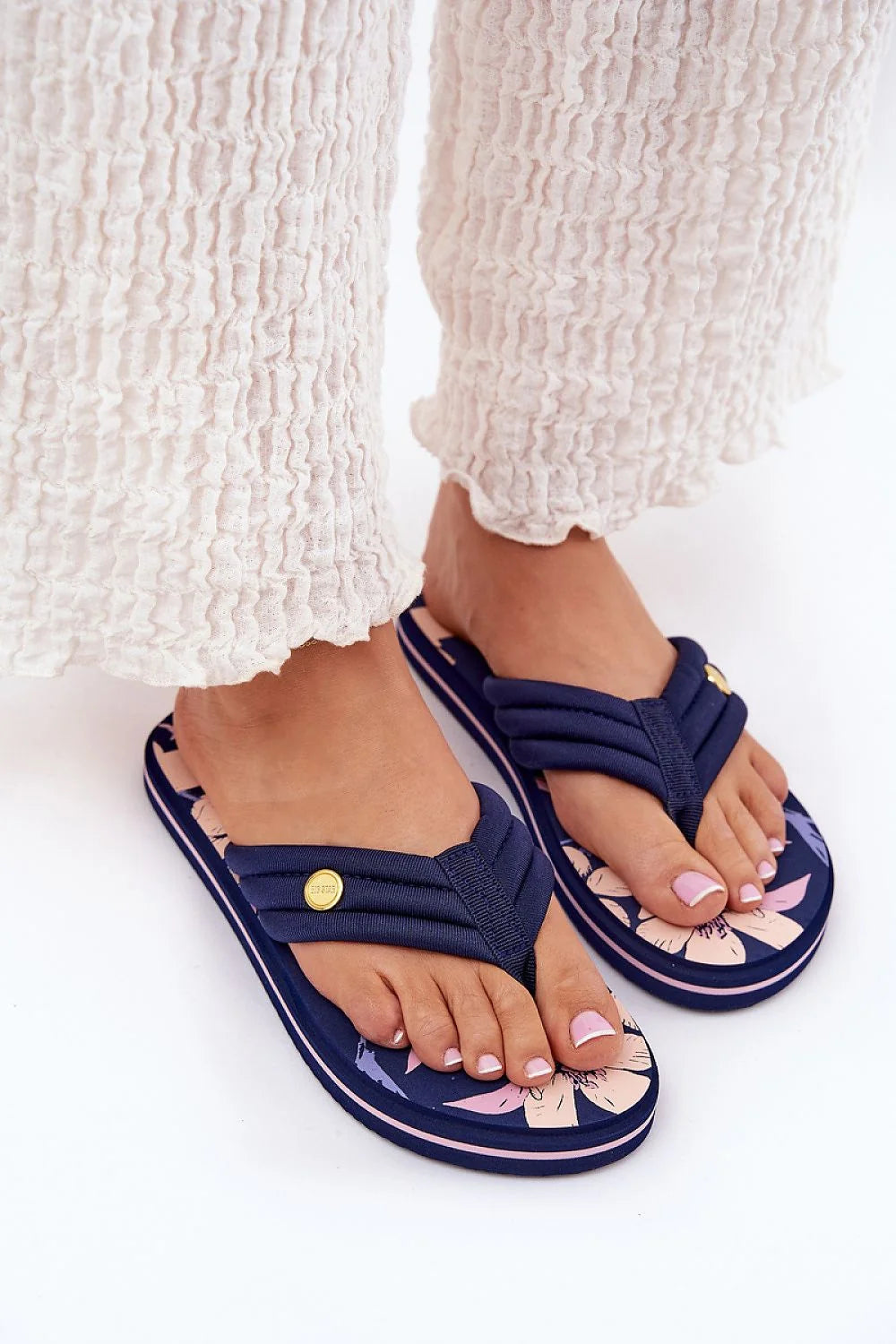 Tongs élégantes pour femmes design moderne motifs floraux confort maximal style estival plage ville été