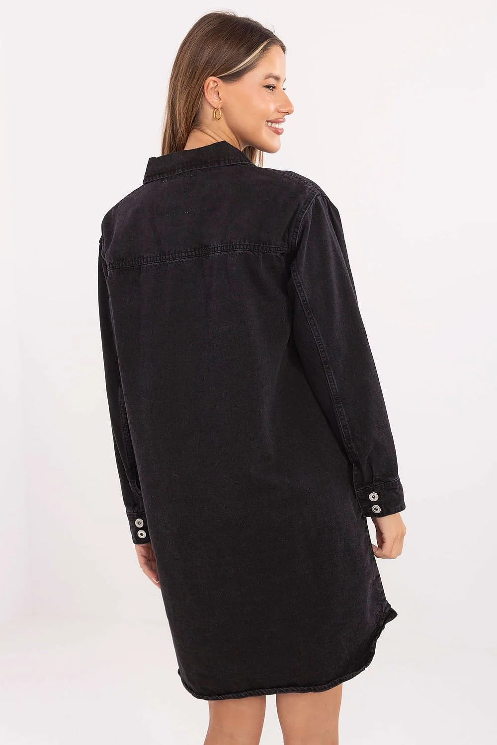 robe chemise denim Sublevel coupe droite oversize courte boutonnée manches longues col classique poches poitrine rabat boutons argentés apparentes coton