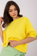 chandail femme jaune vif manches courtes retroussées col bateau large oversize maille grosse duveteuse mohair côtelée poignets ourlet ample cosy