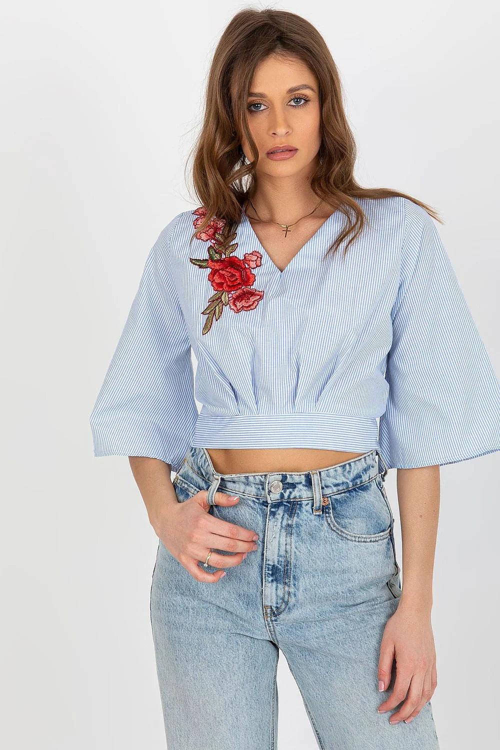 chemisier femme court cropped coton polyester respirant bleu ciel rayé col V manches trois quart kimono broderie florale rouge ceinture