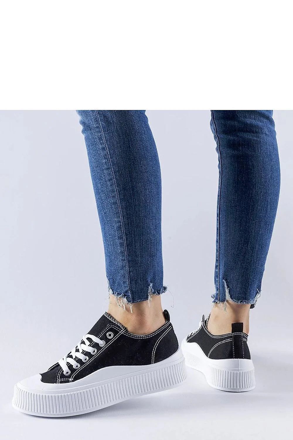 Baskets urbaines modernes pour femmes style casual noir et blanc semelle compensée laces métalliques confort mode