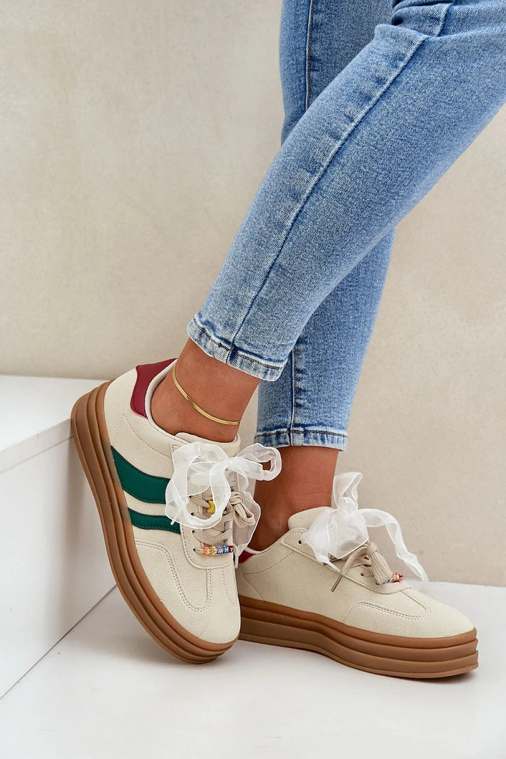 Chaussures de sport tendance pour femmes en suédine écologique beige, bandes vertes, lacets ornés perles multicolores, semelle épaisse marron, style casual chic