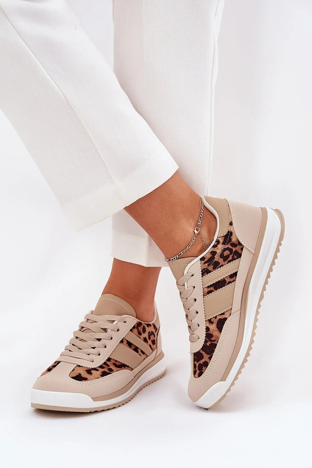 Chaussures de sport tendance pour femmes, beige clair, motif léopard, lacets assortis, semelle en caoutchouc, confort maximal, style casual chic, baskets élégantes, matériels durables, idéales pour le quotidien, look moderne, baskets femme