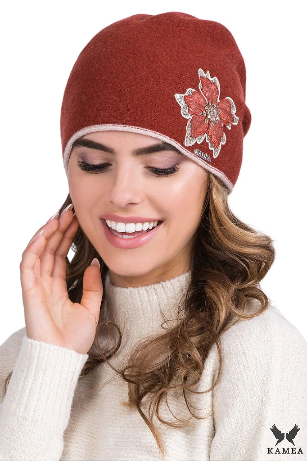 Bonnet Kamea élégant pour femme en laine couleur brique détails fleuraux perles beige contrastant automne hiver