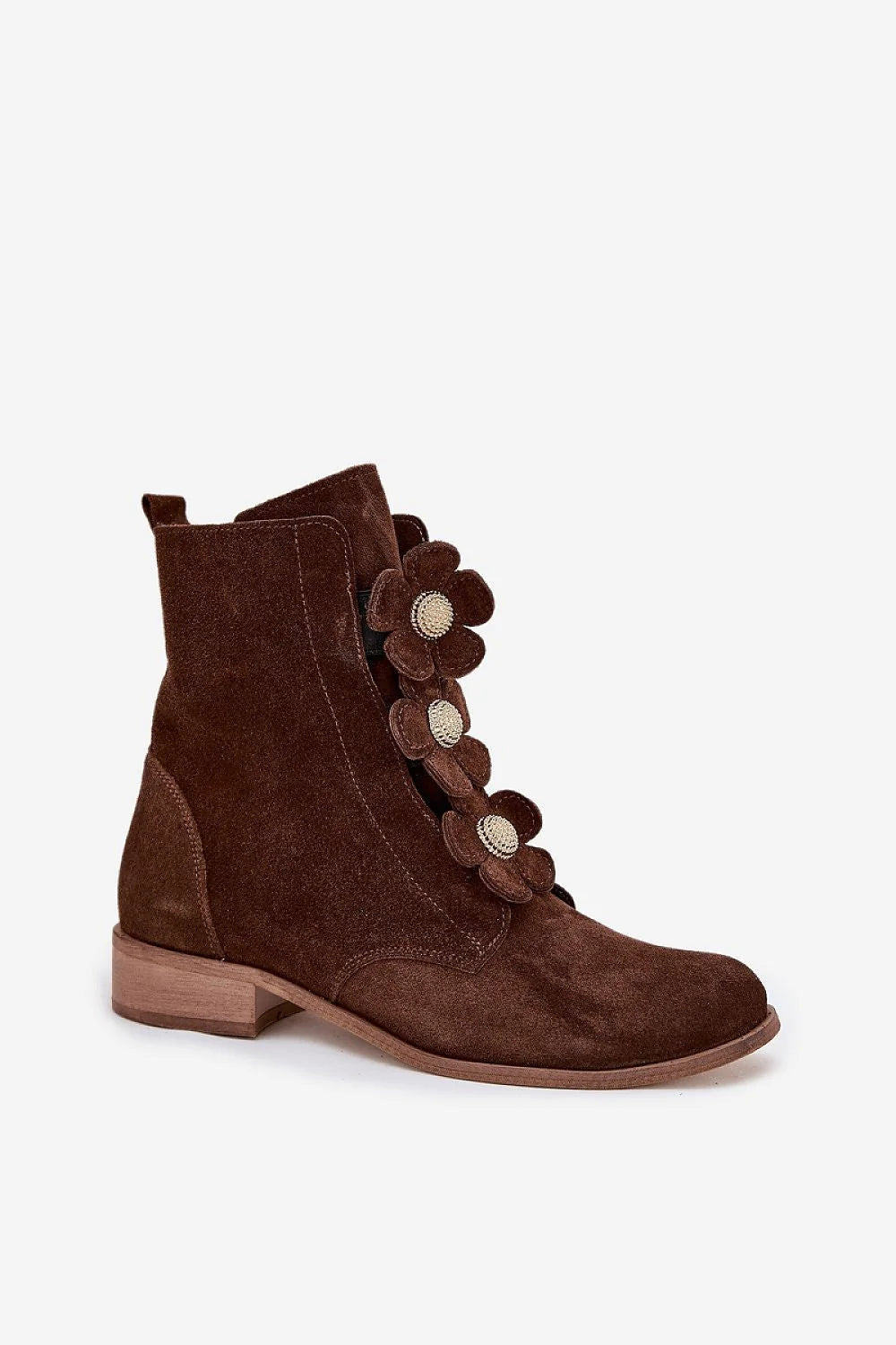 bottines daim marron chocolat femme bohemechic bout arrondi talon bas empile fermeture eclair laterale appliques floraux boutons dores semelle bois