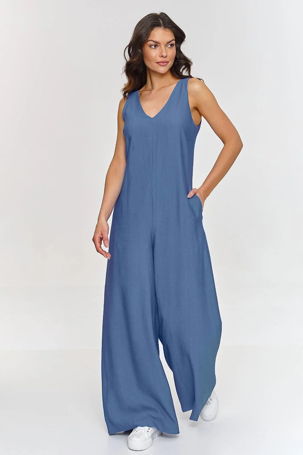 Combinaison sans manches Makadamia en coton ou lin doux couleur bleue claire coupe ample V-neck style moderne femmes