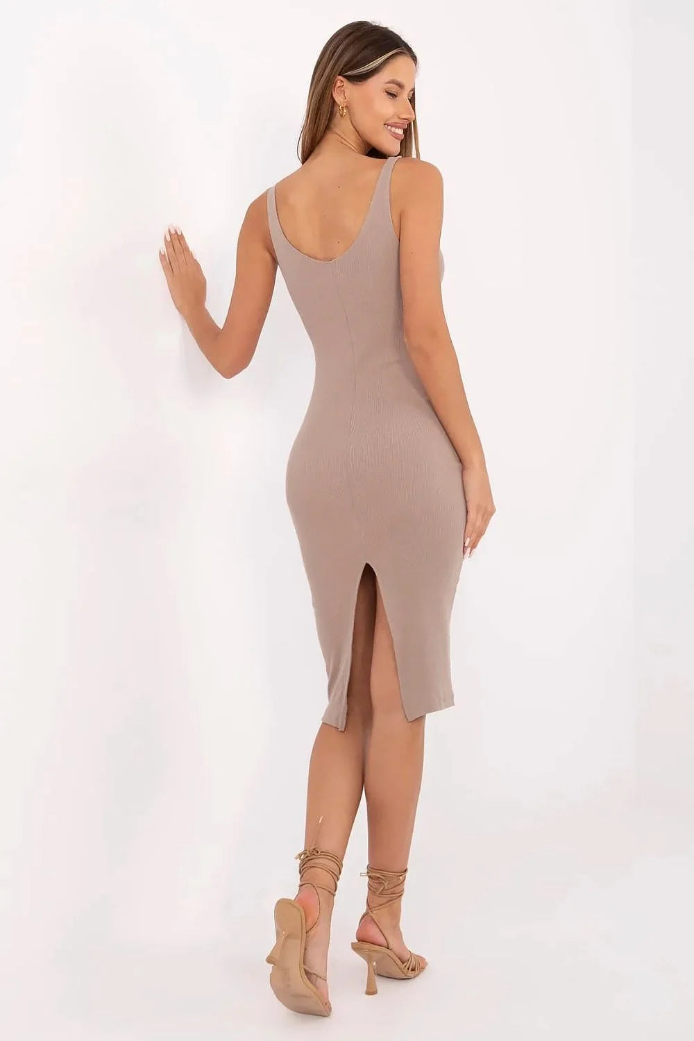 Robe jour style minimaliste beige taille ajustable sans manches bretelles fines fente latérale tissu stretch femmes