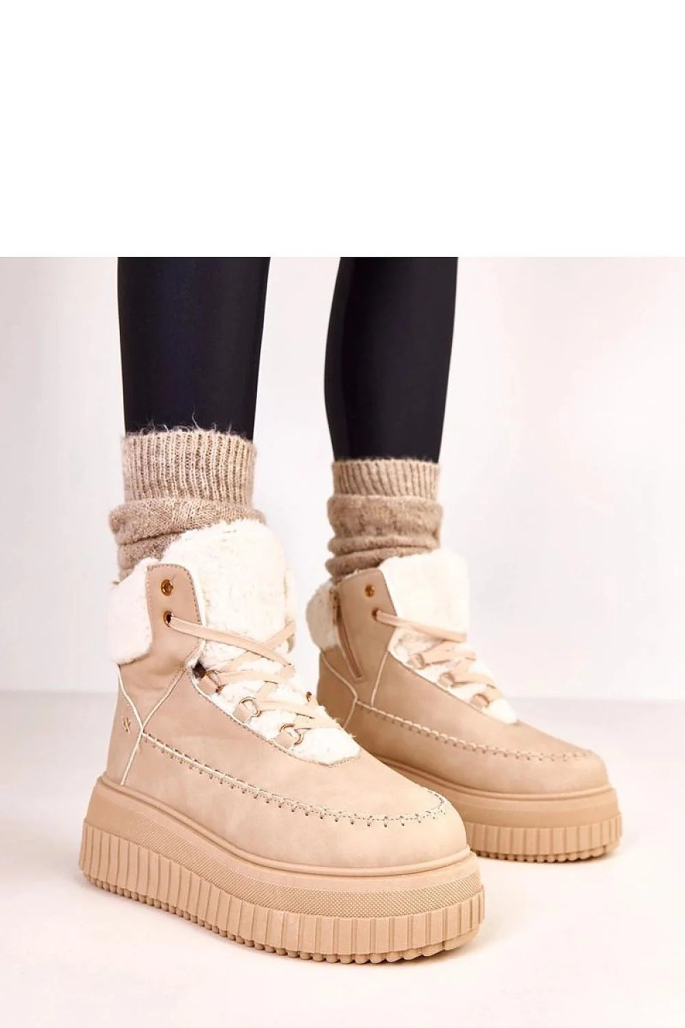 bottines montantes femme hiver suédine beige doublé fausse fourrure lacets fermeture éclair latérale plateforme semelle crantée caoutchouc adhérence confort urbain