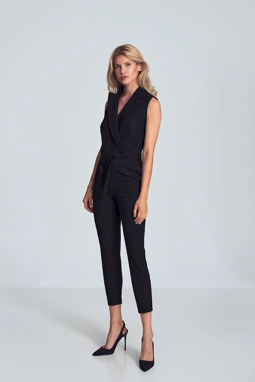 Combinaison pantalon beige en polyester viscose, élégante, moderne, chic, ceinture intégrée, sans manches