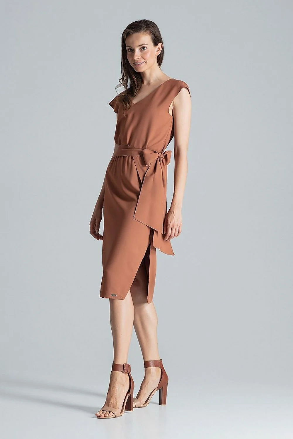 robe midi bordeaux polyester fluide mate nondoublée colV ceinture asymétrique fente manches courtes fourreau ajustée élégante chic contemporaine