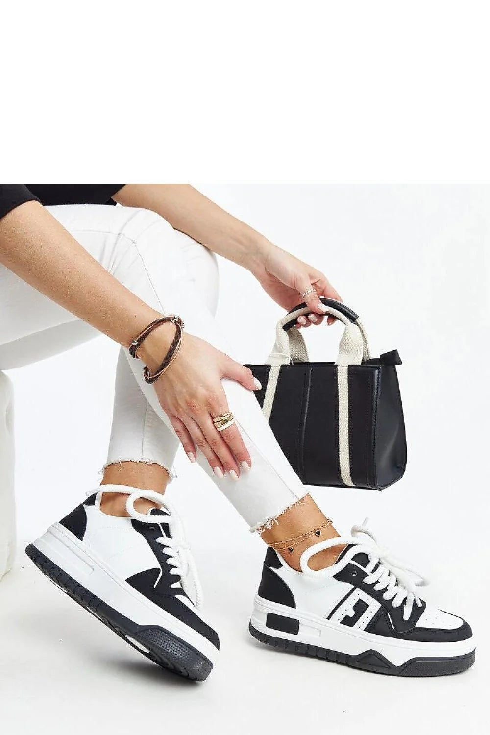 baskets solea femmes modernes confortables cuir légères semelle épaisse noire blanche lacets classiques crantée antidérapante streetwear minimaliste urbaine chic