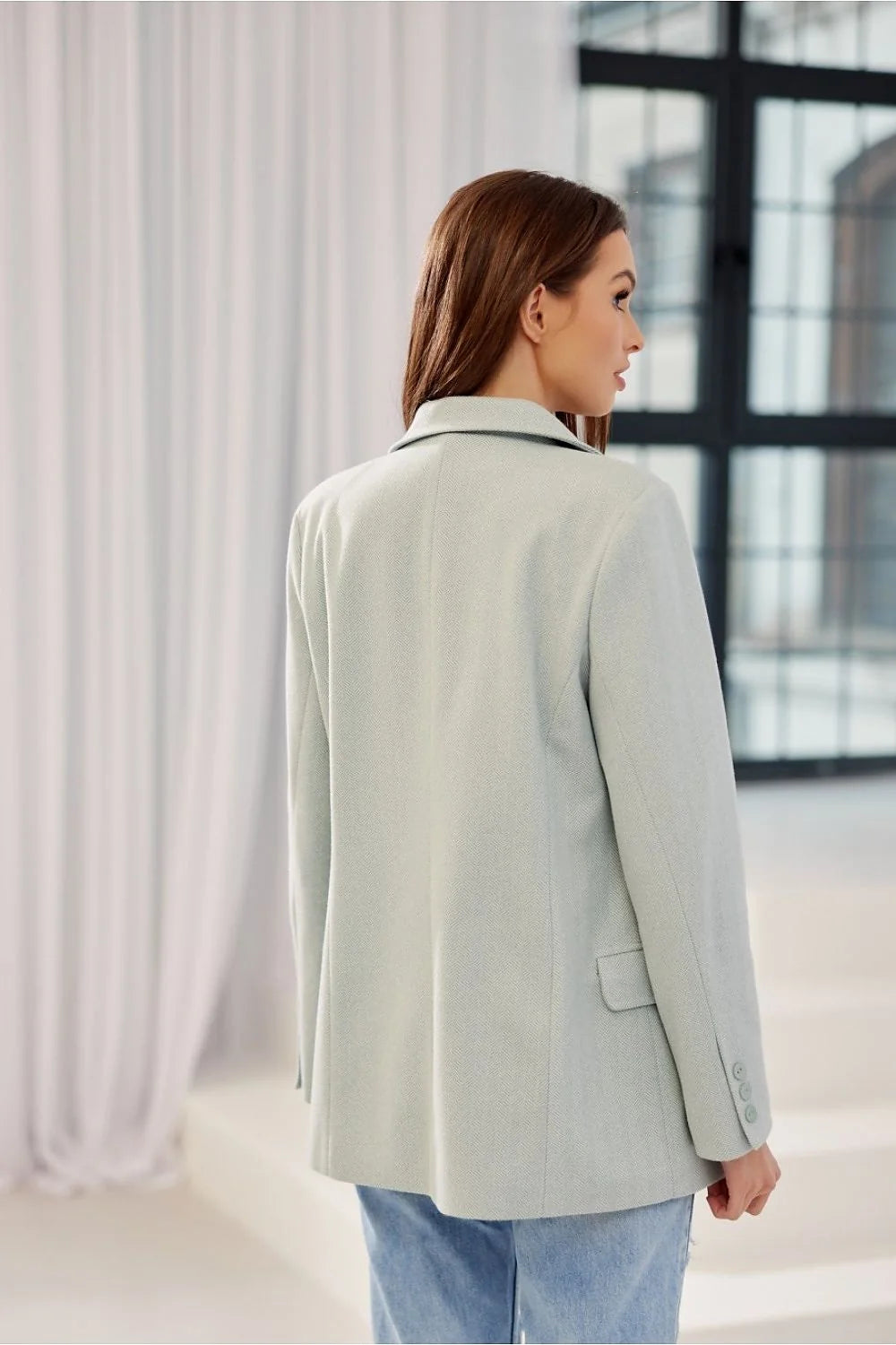 Veste structurée fashion blazer vert menthe épaules renforcées boutons décoratifs t-shirt blanc jean délavé femme