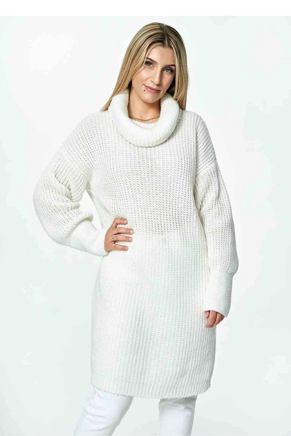 Pull long pour femme en mélange de laine, style moderne, col roulé épais, manches longues, texture maille large, couleur blanc cassé, coupe ample, finitions côtelées, idéal pour les saisons froides
