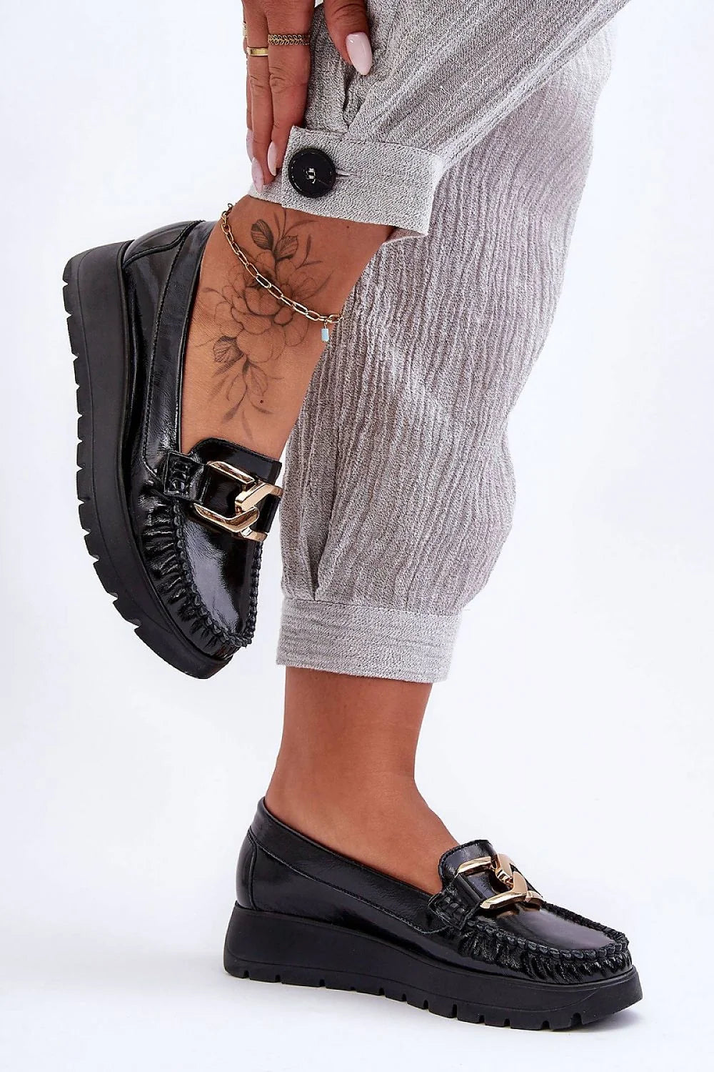 Mocassins femmes style sophistiqué cuir verni noir détails métalliques dorés plateforme moderne talon 3.5 cm
