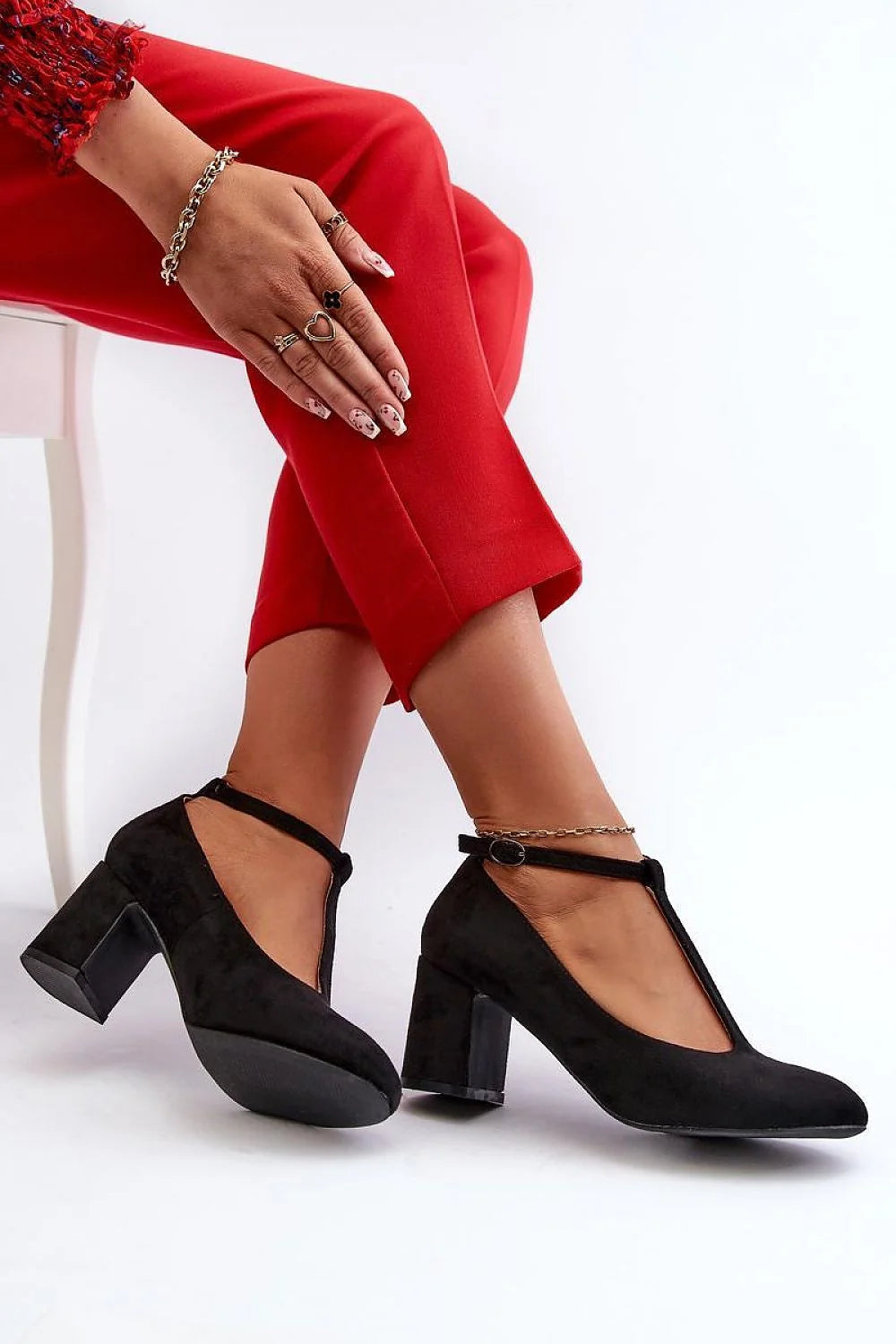 Escarpins talon large design moderne élégant cuir suédé écologique bride T ajustable fermeture boucle chaîne cheville noire femmes confort soirée