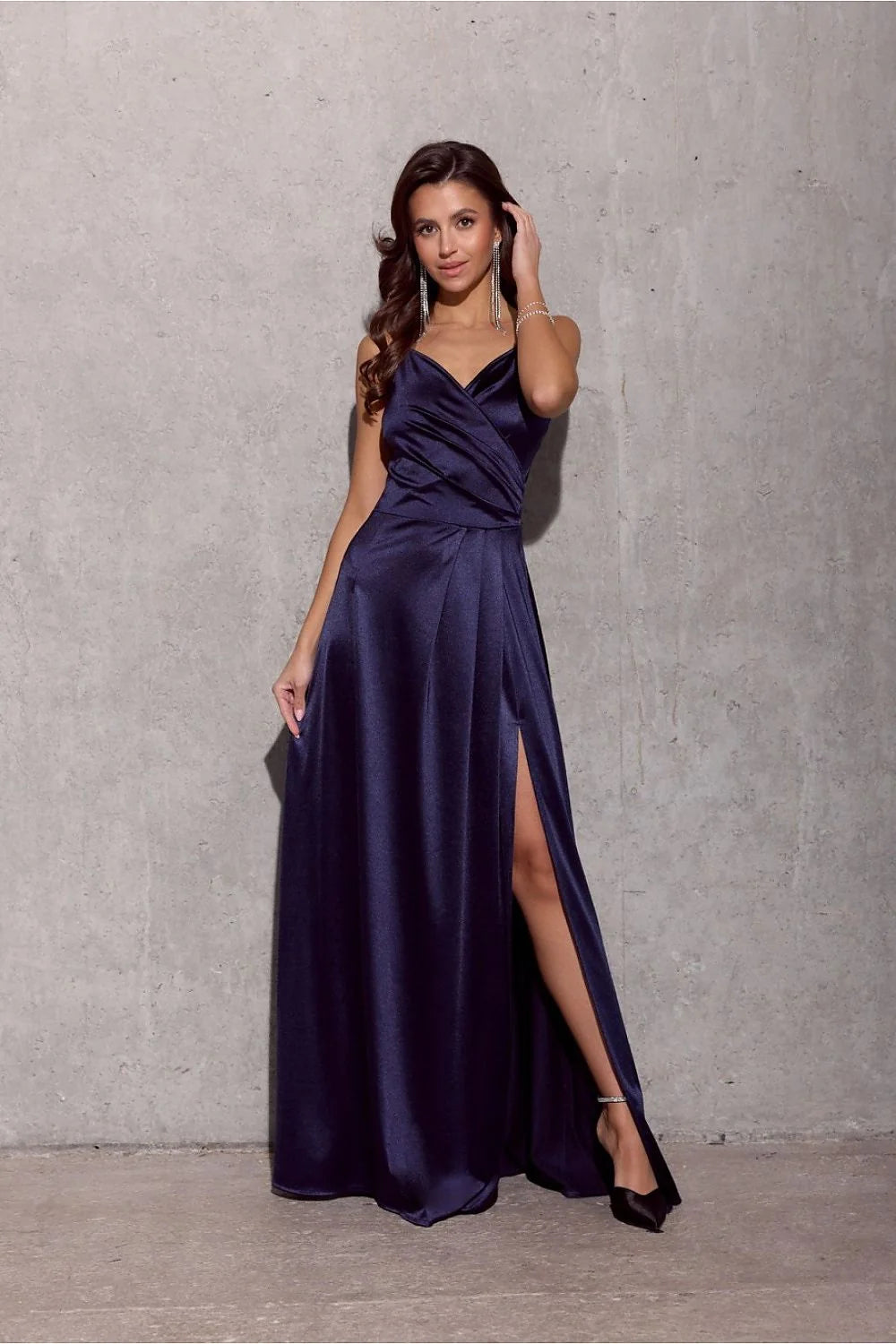 Robe de soirée élégante longue en satin bleu marine décolleté en cœur bretelles fines fente latérale femme