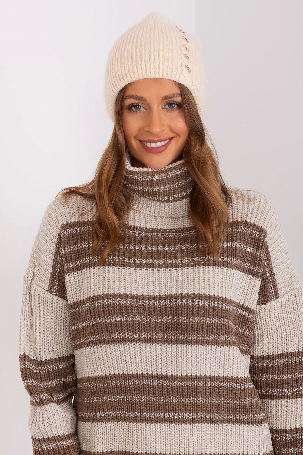 Bonnet d'hiver en tricot acrylique et angora beige clair avec détails décoratifs, pull à col roulé en rayures beige et brun, ensemble hiver élégant pour femme
