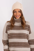 Bonnet d'hiver en tricot acrylique et angora beige clair avec détails décoratifs, pull à col roulé en rayures beige et brun, ensemble hiver élégant pour femme