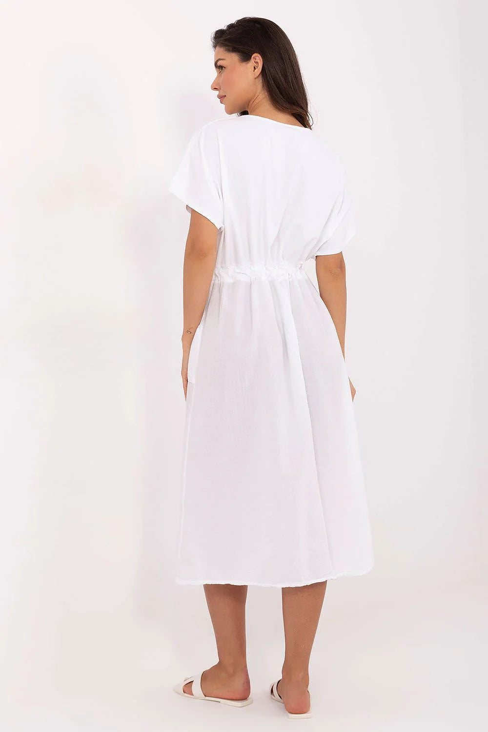 Robe d'été légère en coton blanc manches courtes taille ajustable pour femmes style minimaliste