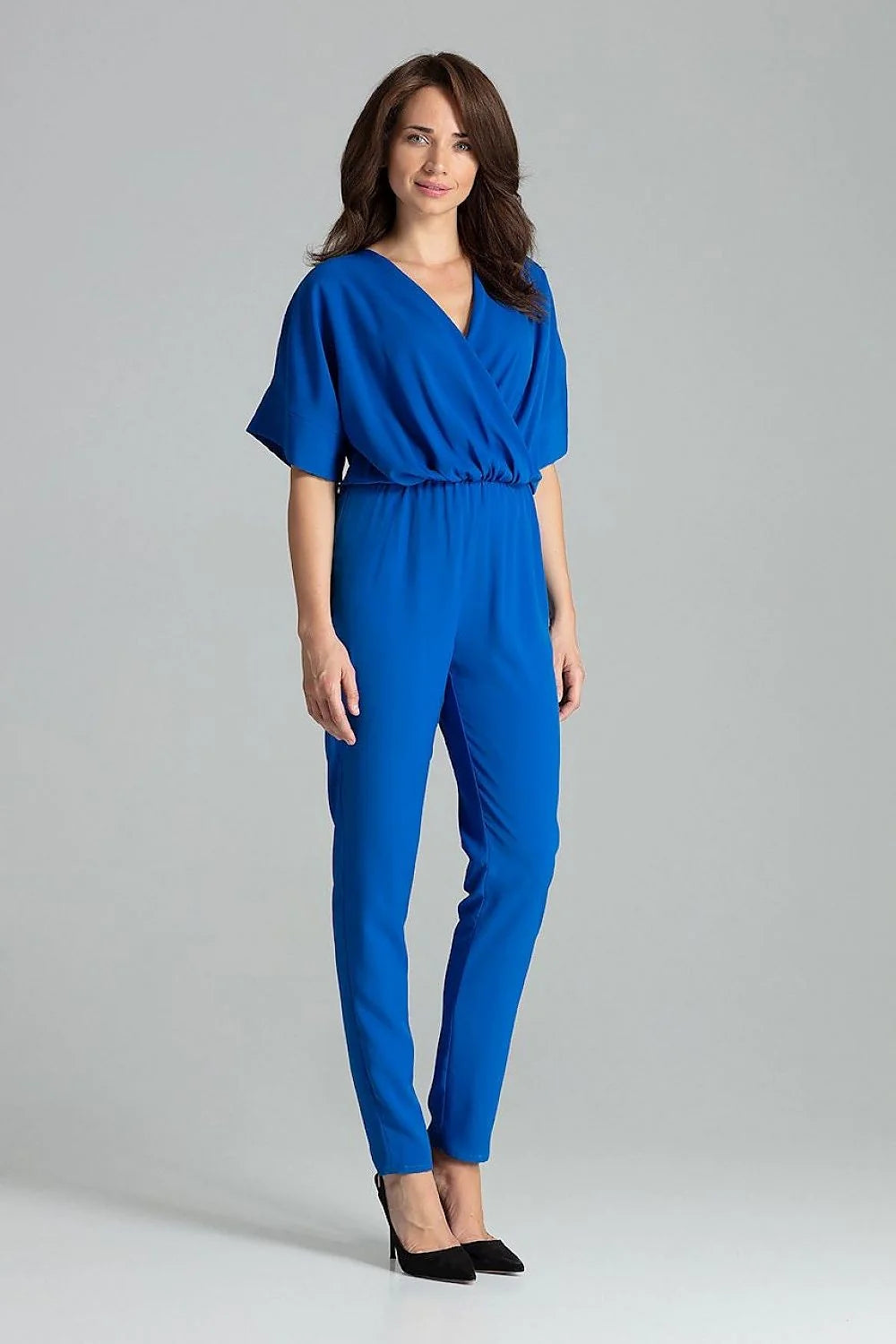 combinaison pantalon femme bleu électrique col V croisé manches kimono courtes taille cintrée élastique jambes droites effilées tissu fluide drapé