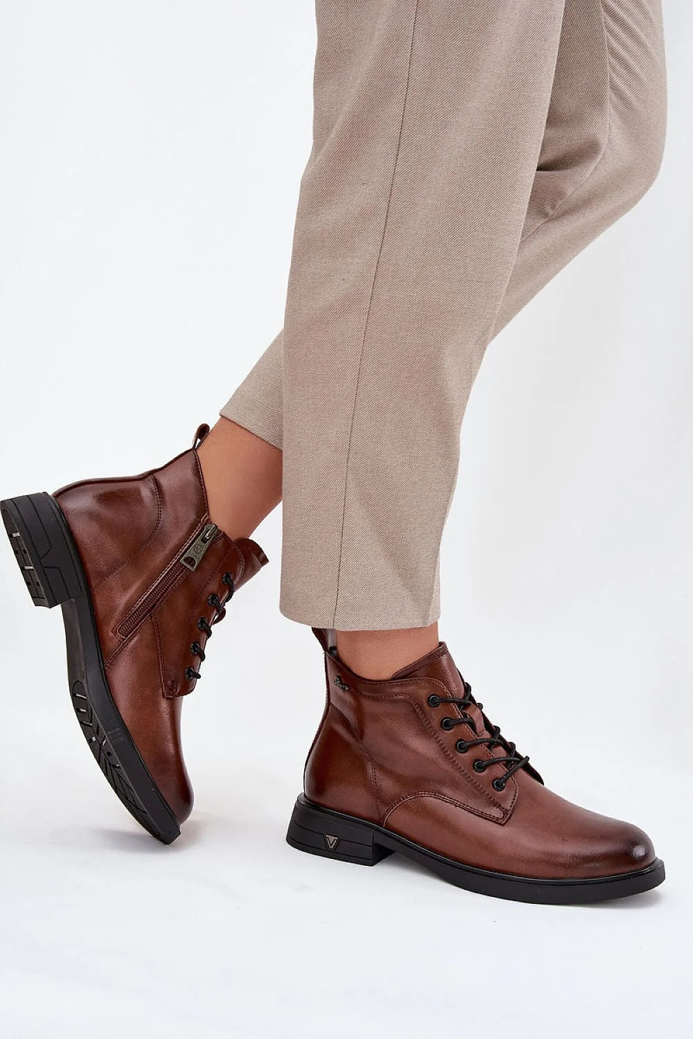 bottines femme cuir naturel cognac lacets fermeture éclair doublure chaude cheville rond oeillets surpiqûres semelle gomme confortable