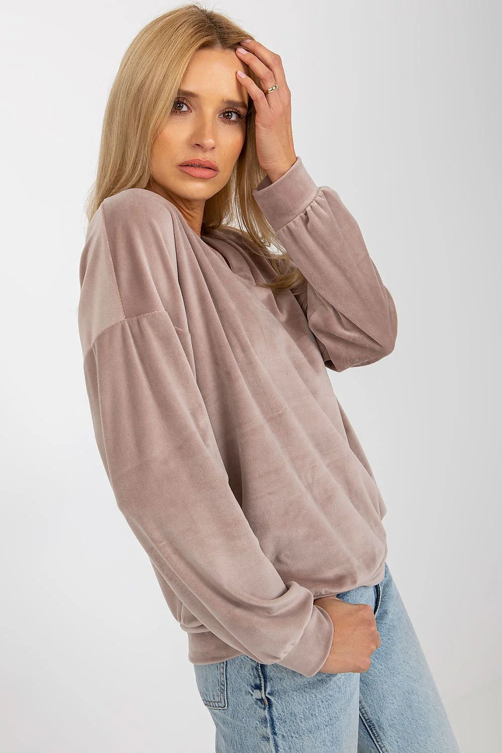 Sweatshirt Rue Paris en velours taupe doux, manches longues, encolure en V, coupe ample, femme élégance casual-chic