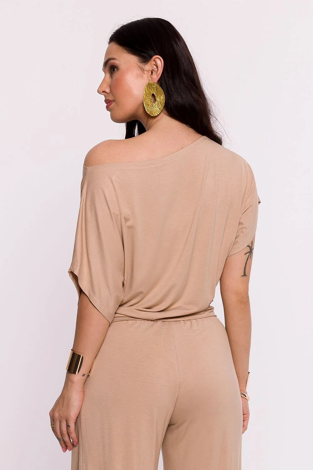 chemisier asymétrique encolure bateau épaule dévoilée manches troisquarts chauvesouris jersey doux viscose élasthanne fluide ample beige minimaliste polyvalent élégant confortable
