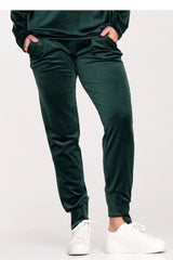 pantalon jogger femme velours vert foncé fuselé ajusté taille élastiquée chevilles resserrées poches latérales satinée doux confortable chic décontracté polyvalent